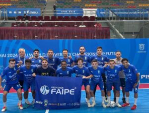 Atletas do esporte universitário na FAIPE comemorando a vitória no futsal
