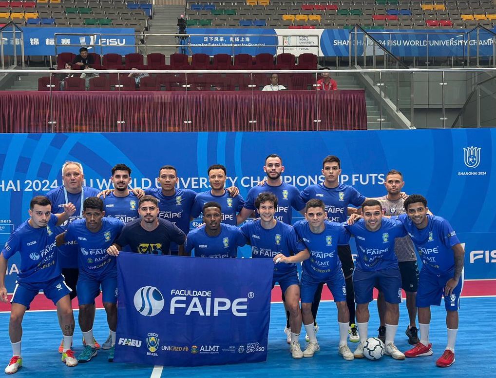 Atletas do esporte universitário na FAIPE comemorando a vitória no futsal