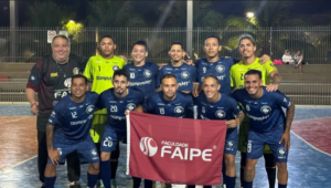 Atletas de futsal da Faculdade Faipe comemorando a conquista do título nos JUMs 2026