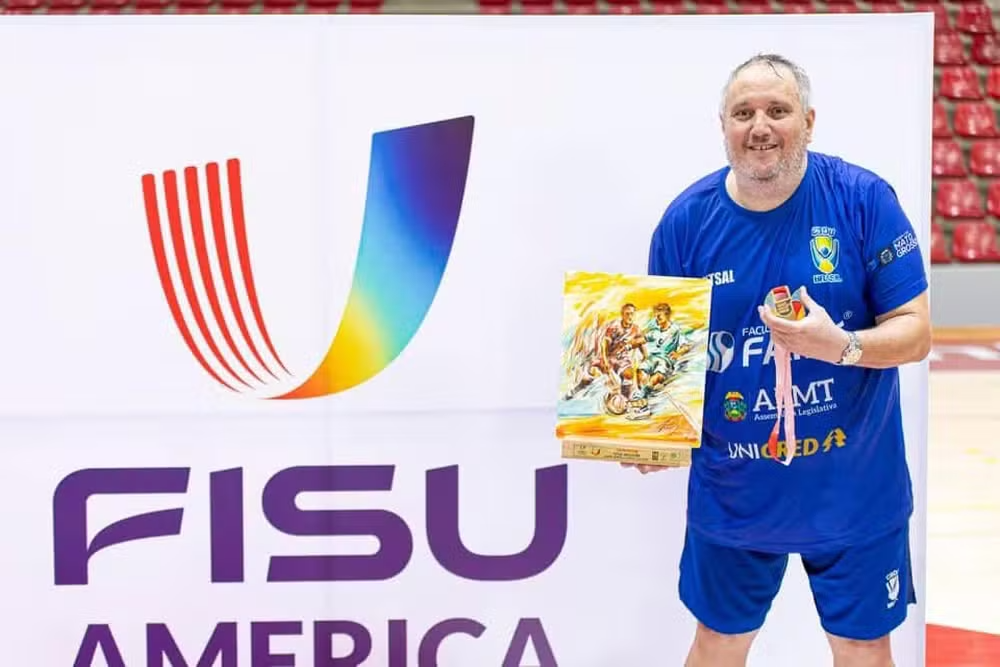 Troféu de futsal universitário.