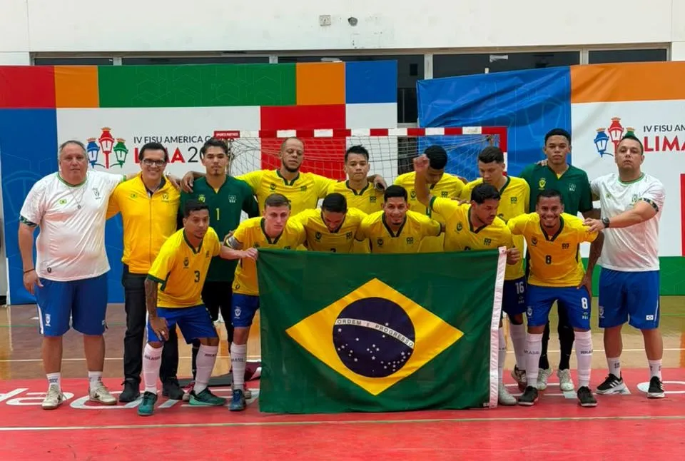 Atletas do futsal da Faculdade FAIPE celebram vitória do Brasil sobre o Chile nos FISU America Games 2026.