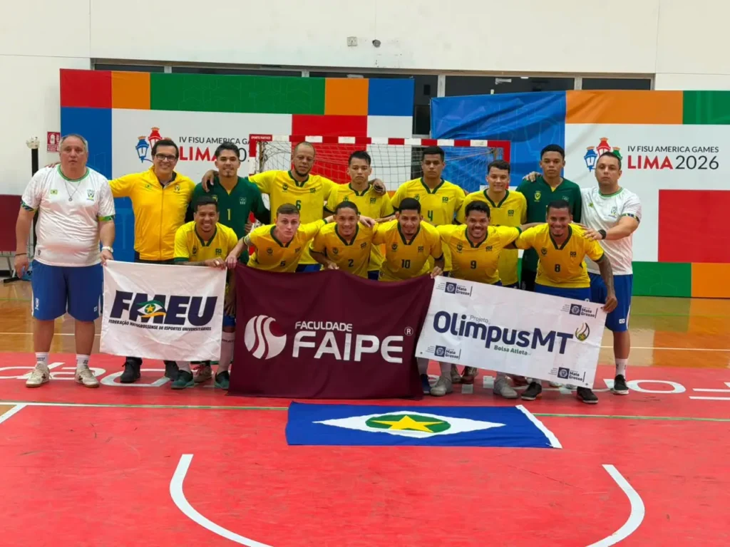 Atletas do futsal da Faculdade FAIPE celebrando a vitória do Brasil sobre o Chile nos FISU America Games 2026 em Lima