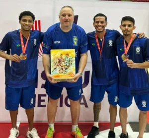 Jogadores da Seleção Brasileira Universitária de Futsal em quadra