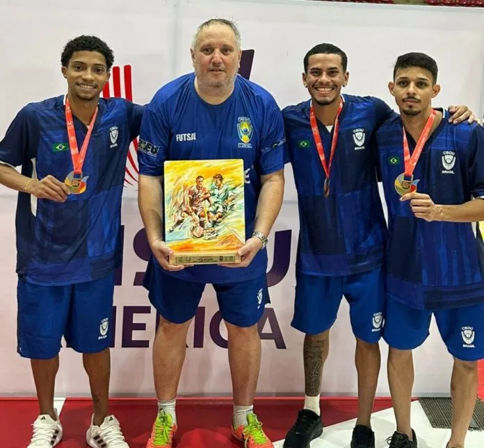 Jogadores da Seleção Brasileira Universitária de Futsal em quadra