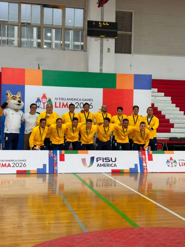 Atletas da Faculdade FAIPE comemorando o bicampeonato da Seleção Brasileira no FISU America Games 2026
