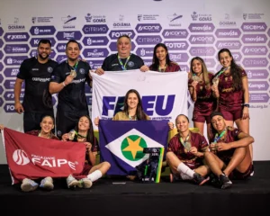 Equipe de futsal feminino da FAIPE comemorando a conquista do título nos JUBs Goiás 2026