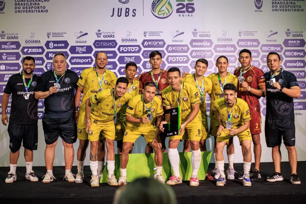 Comissão técnica e jogadoras da FAIPE comemorando o resultado da partida decisiva de futsal feminino nos JUBs 2026