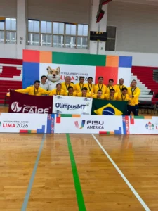 Equipe da FAIPE / Brasil com as bandeiras no pódio em Lima.