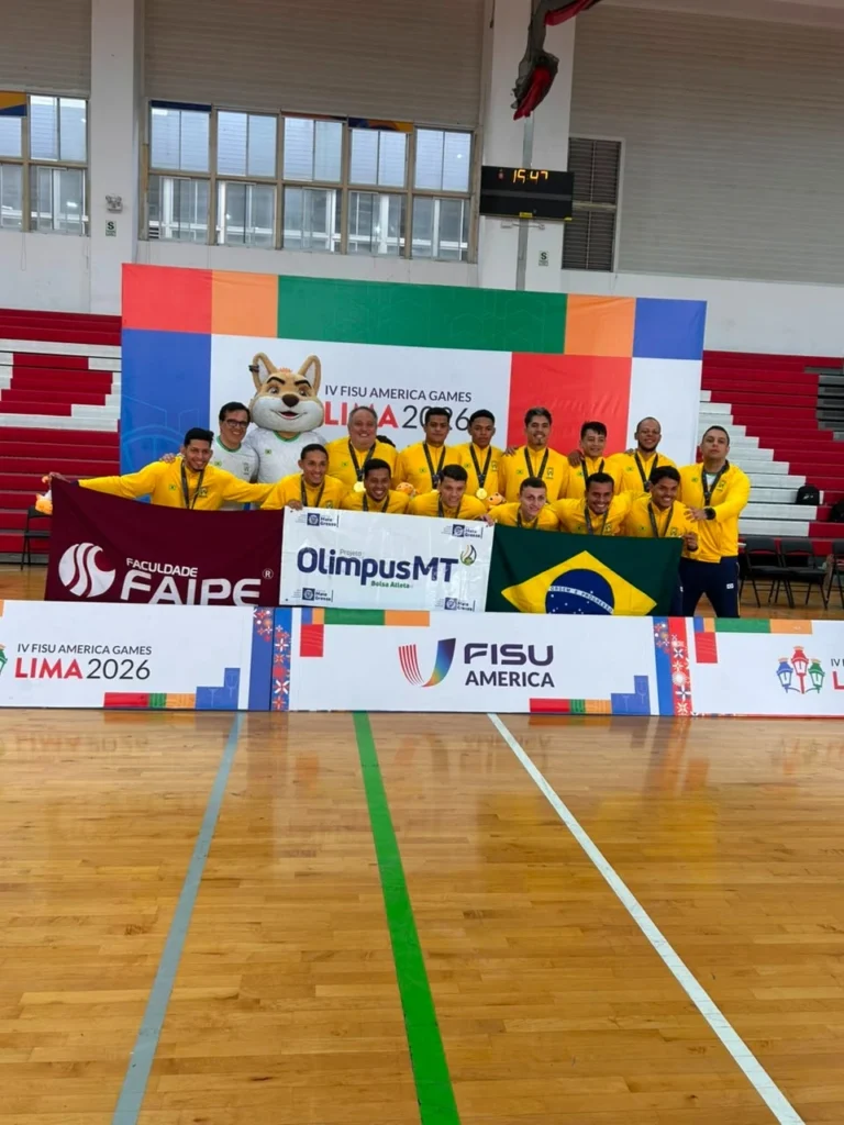 Equipe da FAIPE / Brasil com as bandeiras no pódio em Lima.