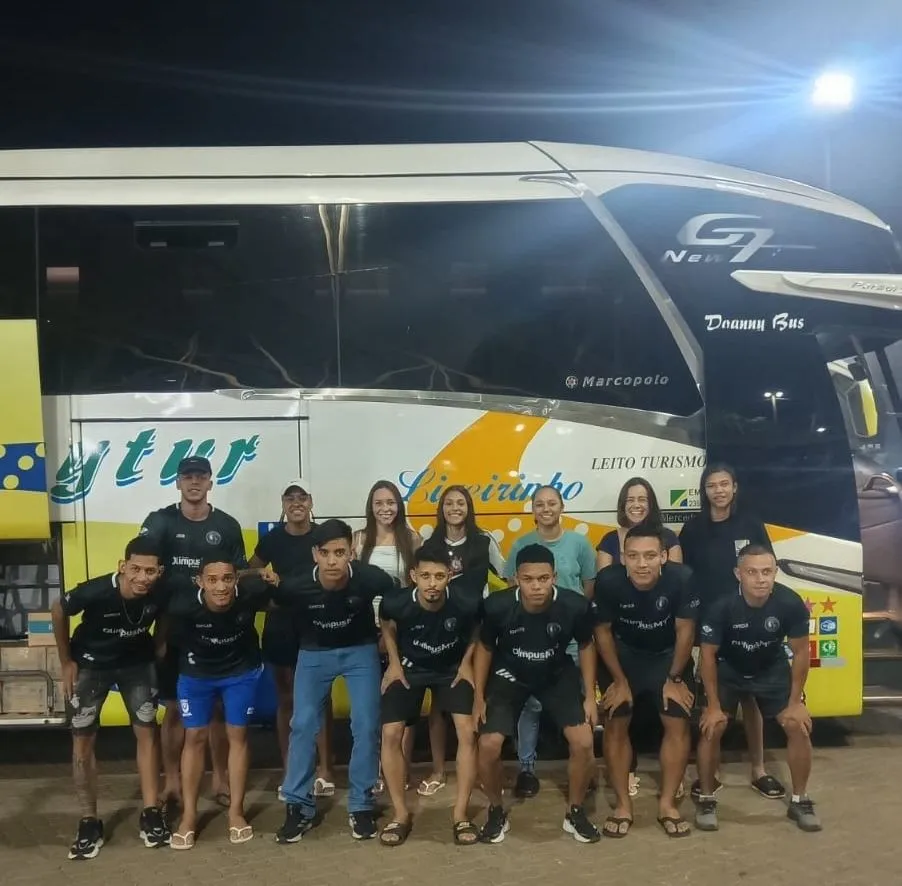 Equipes de futsal da FAIPE nos JUBs 2026 reunidas antes do embarque para Goiânia