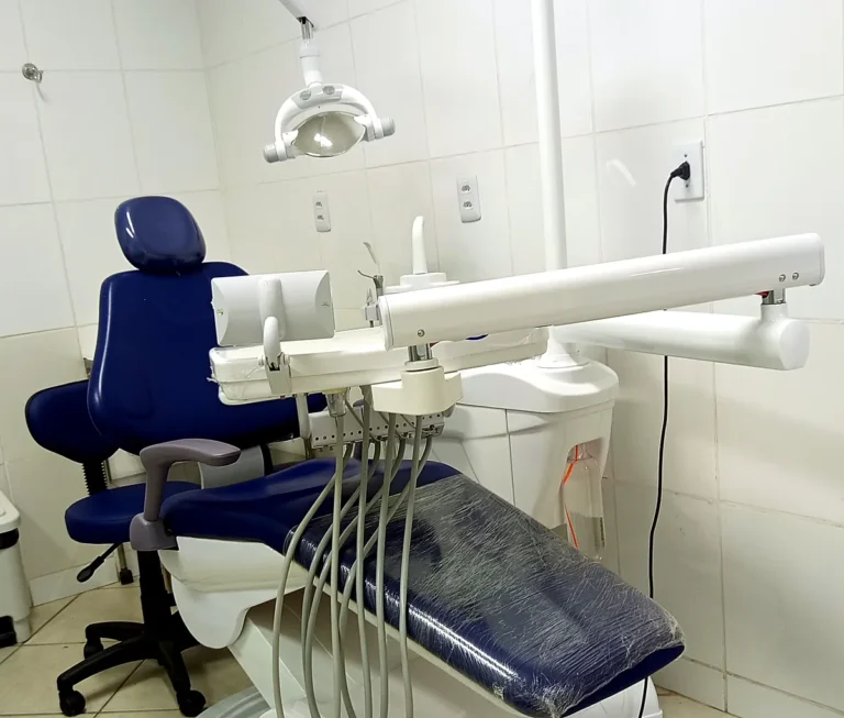 Cadeira odontológica nova, modelo DTK 895, na Clínica-Escola FAIPE