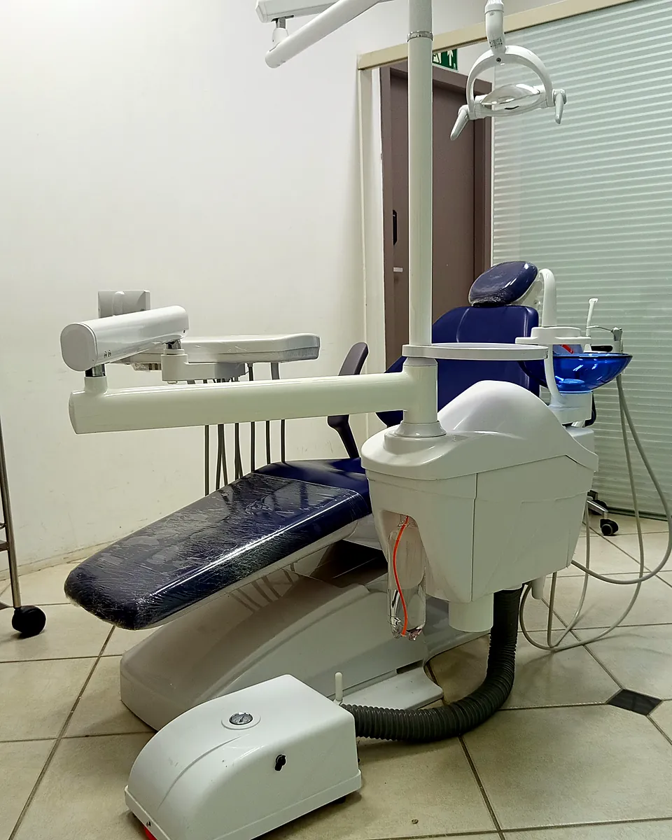 Cadeira odontológica DTK 895 na Clínica-Escola FAIPE, com cuba de vidro azul e refletor