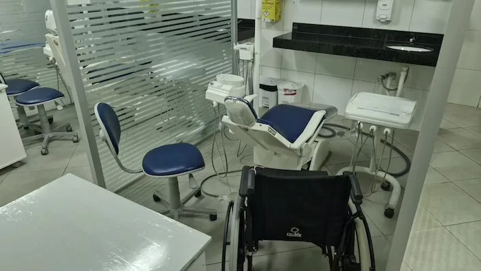 Box de atendimento acessível na Clínica-Escola da FAIPE
